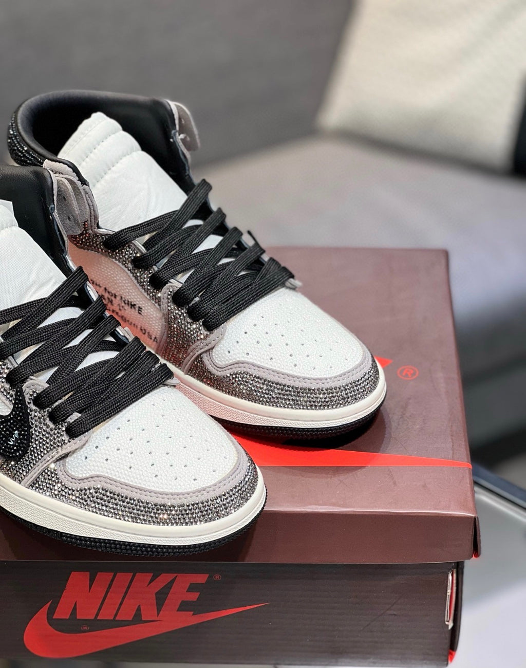 Off White x Air Jordan 1 Retro High (Custom Swarovski crystal)